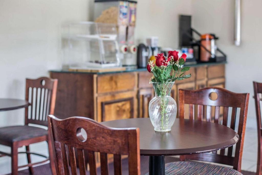Rodeway Inn Marietta Bagian luar foto