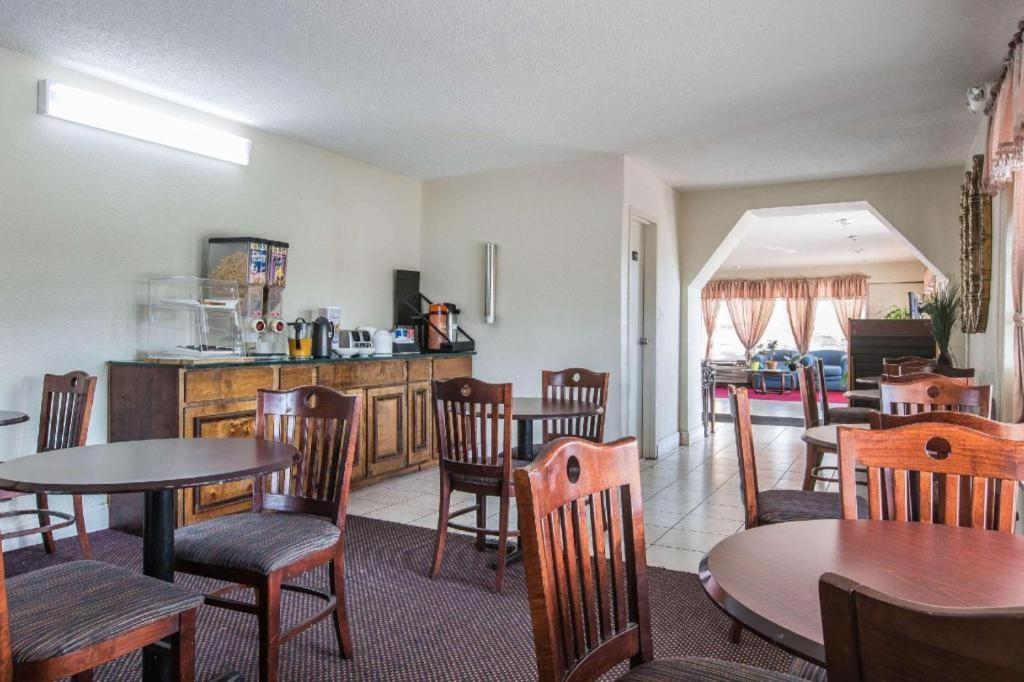 Rodeway Inn Marietta Bagian luar foto